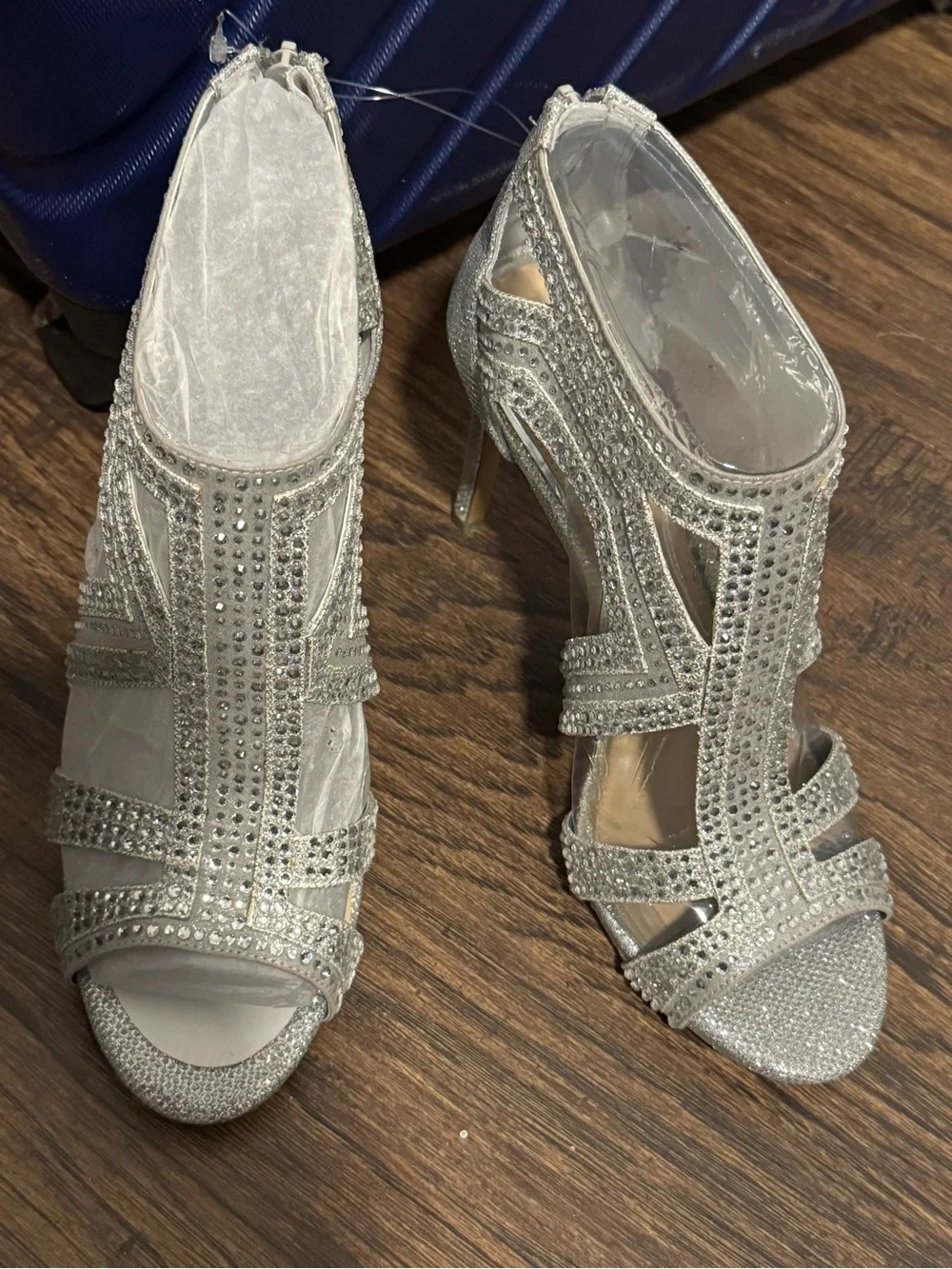 Gianni Bini Sianna Jewel Embellished Silver Bling Dress Shoe. New without box.